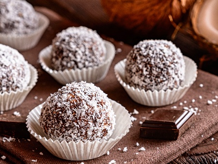 Бисквитени бонбони / топчета с течен шоколад и кокосови стърготини без печене - снимка на рецептата